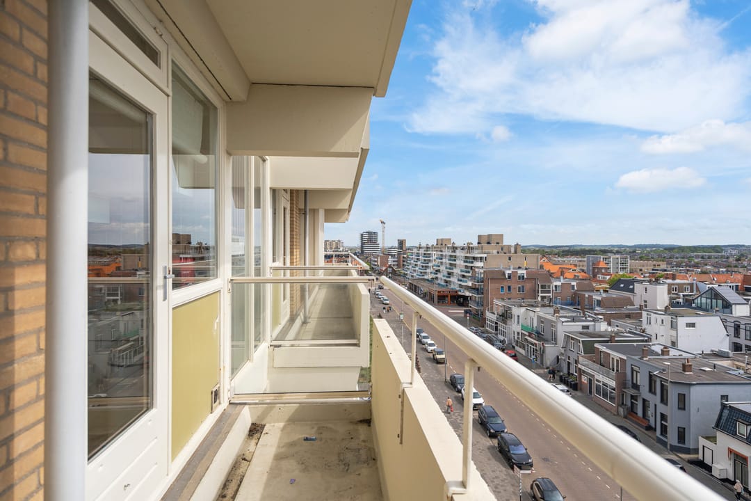 Light Corner Apartment with Panoramic Sea Views and Sunny Balconies — 28