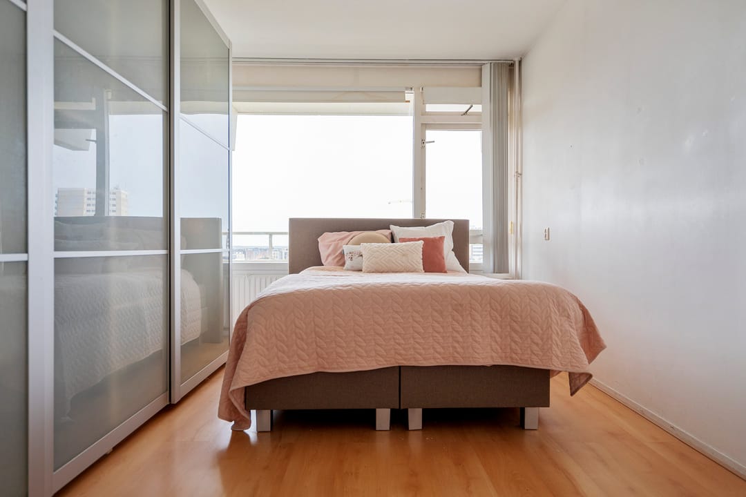 Light Corner Apartment with Panoramic Sea Views and Sunny Balconies — 32