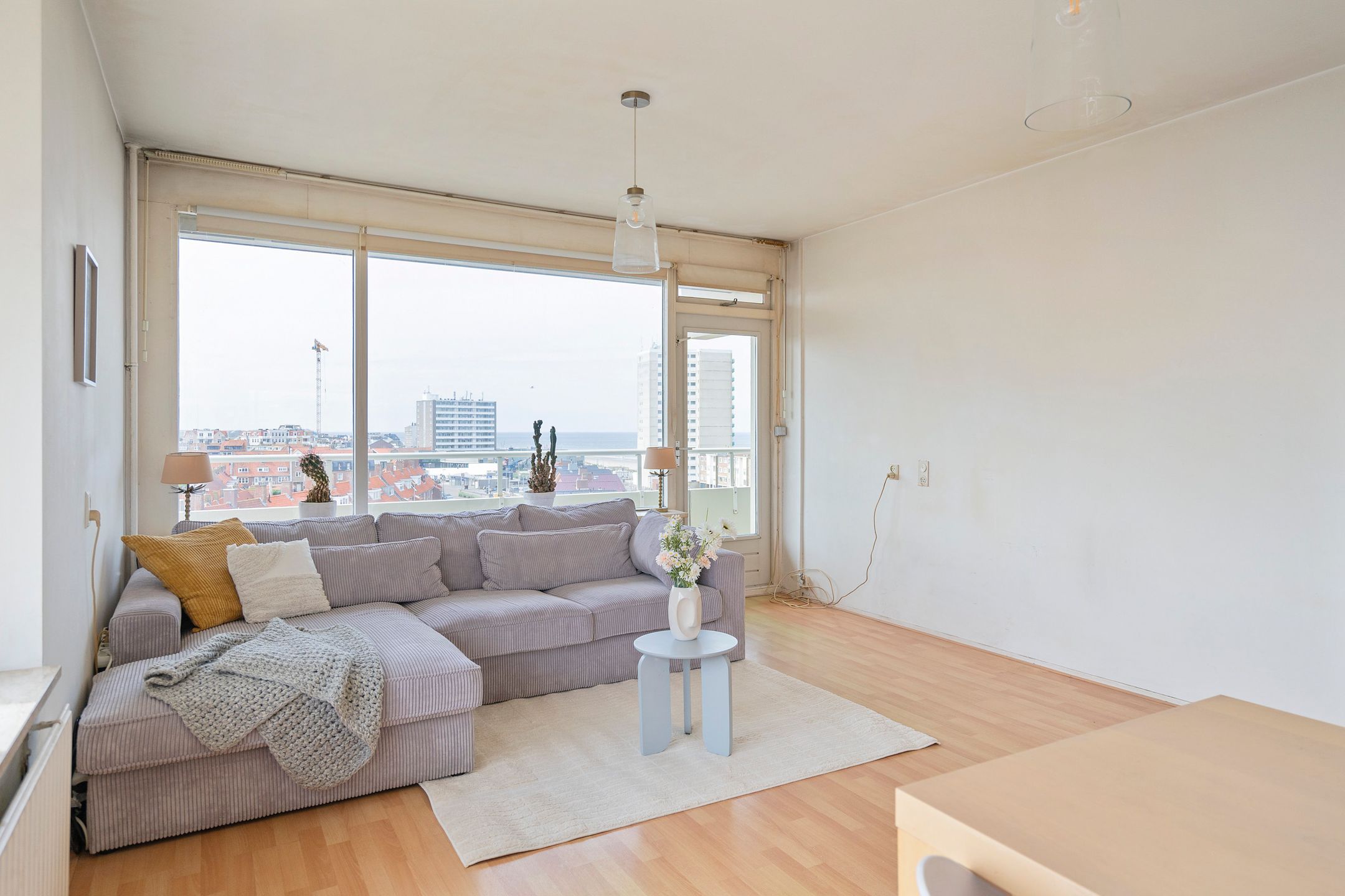 Light Corner Apartment with Panoramic Sea Views and Sunny Balconies — 21