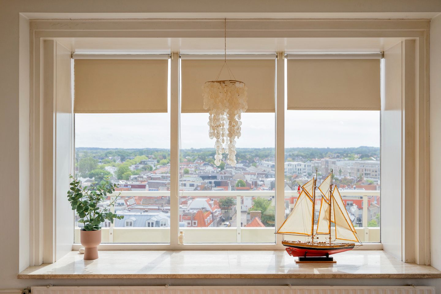 Light Corner Apartment with Panoramic Sea Views and Sunny Balconies — 19