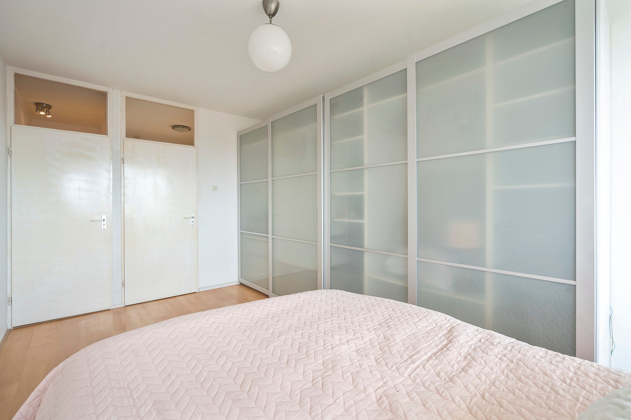 Light Corner Apartment with Panoramic Sea Views and Sunny Balconies — 33