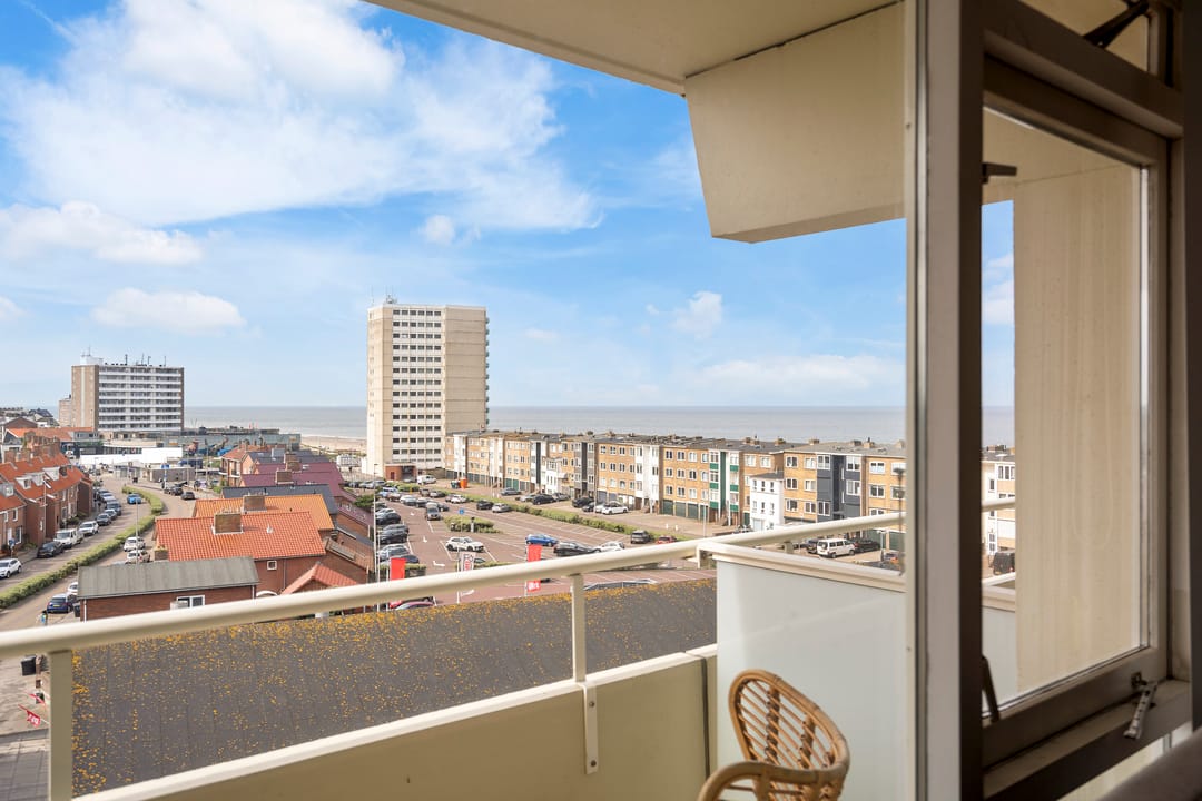 Light Corner Apartment with Panoramic Sea Views and Sunny Balconies — 23