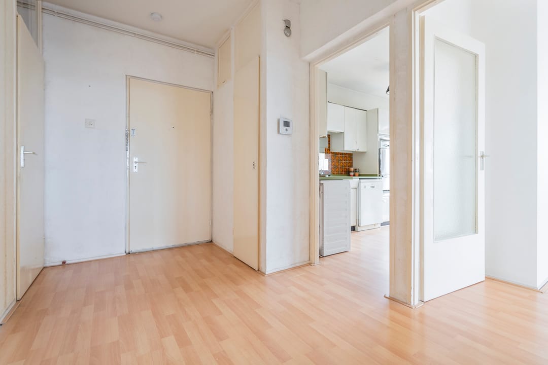Light Corner Apartment with Panoramic Sea Views and Sunny Balconies — 8
