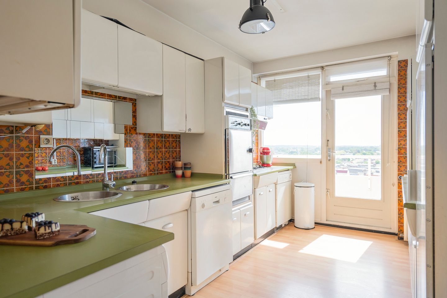 Light Corner Apartment with Panoramic Sea Views and Sunny Balconies — 10