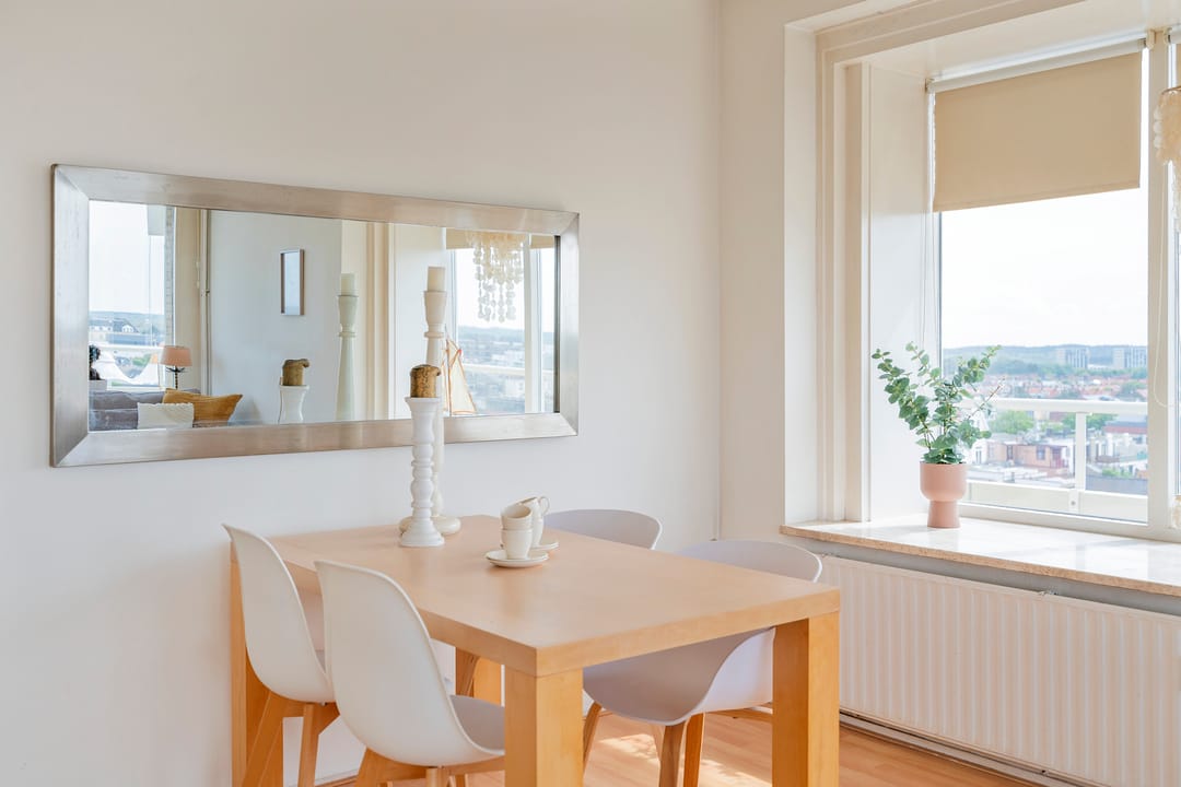 Light Corner Apartment with Panoramic Sea Views and Sunny Balconies — 31
