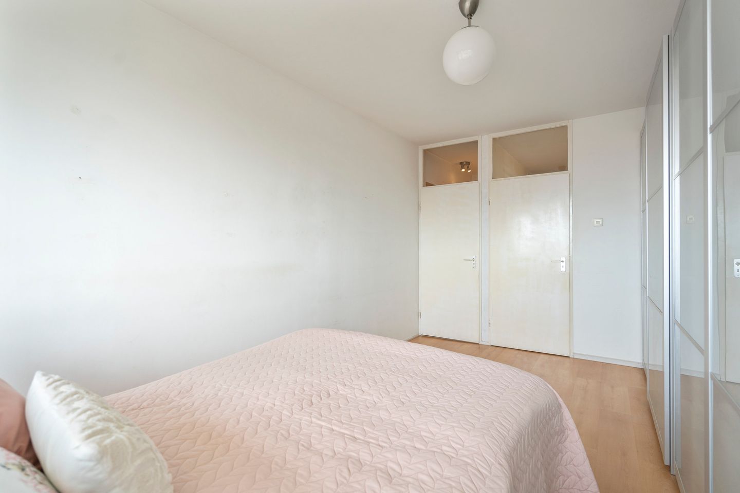 Light Corner Apartment with Panoramic Sea Views and Sunny Balconies — 34