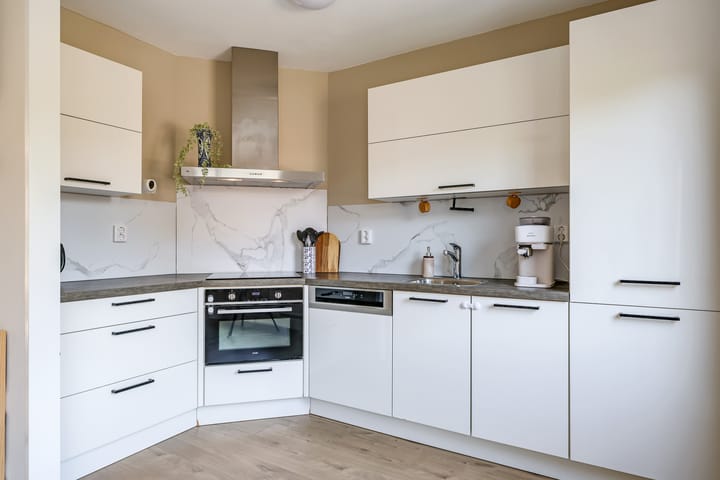 Photo 4 of Van Rooijenstraat 36