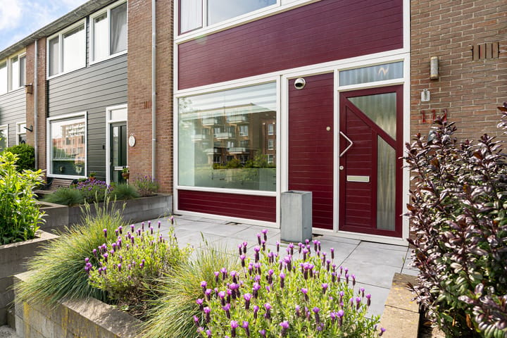 Tussenwoning te koop: Ambachtsherenlaan 111, Zoetermeer