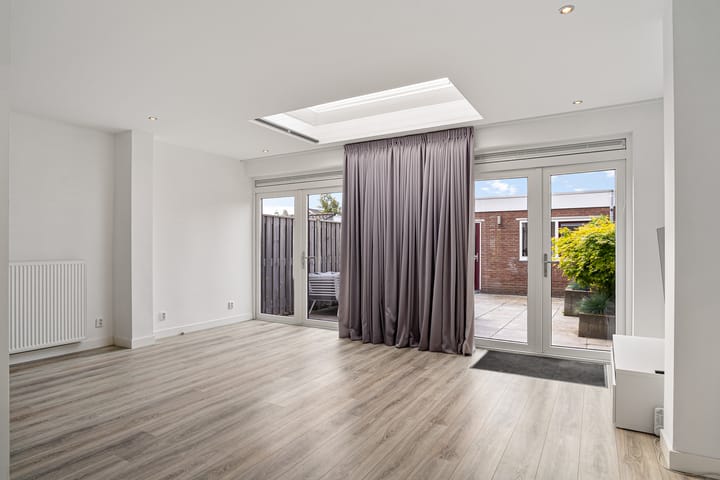 Tussenwoning te koop: Ambachtsherenlaan 111, Zoetermeer