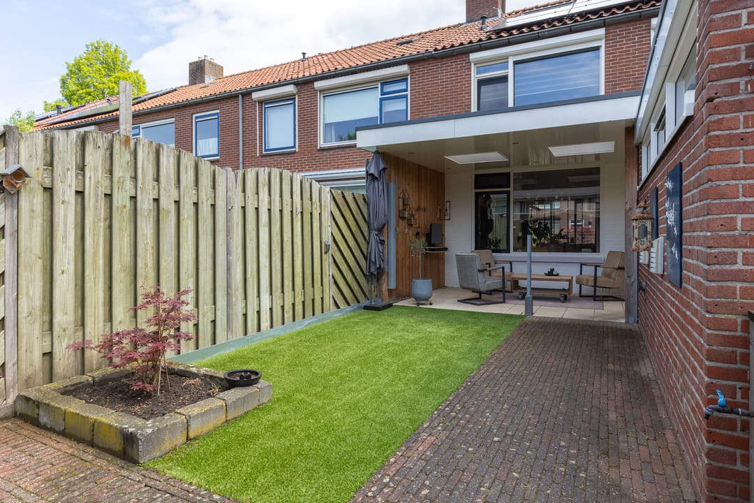 Spacious Energy Efficient Four Bedroom Townhouse with Modern Kitchen — 38