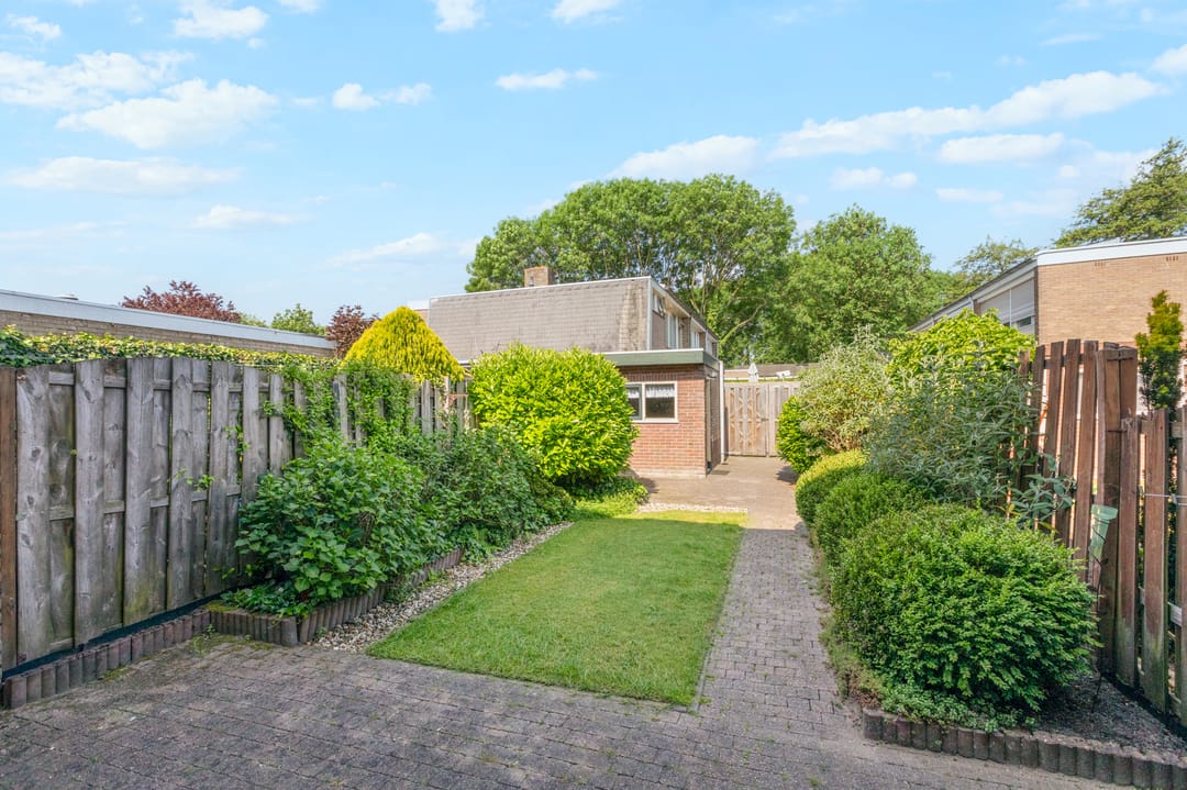 Spacious Fixer-Upper Terraced Home in Central Zevenaar — 37