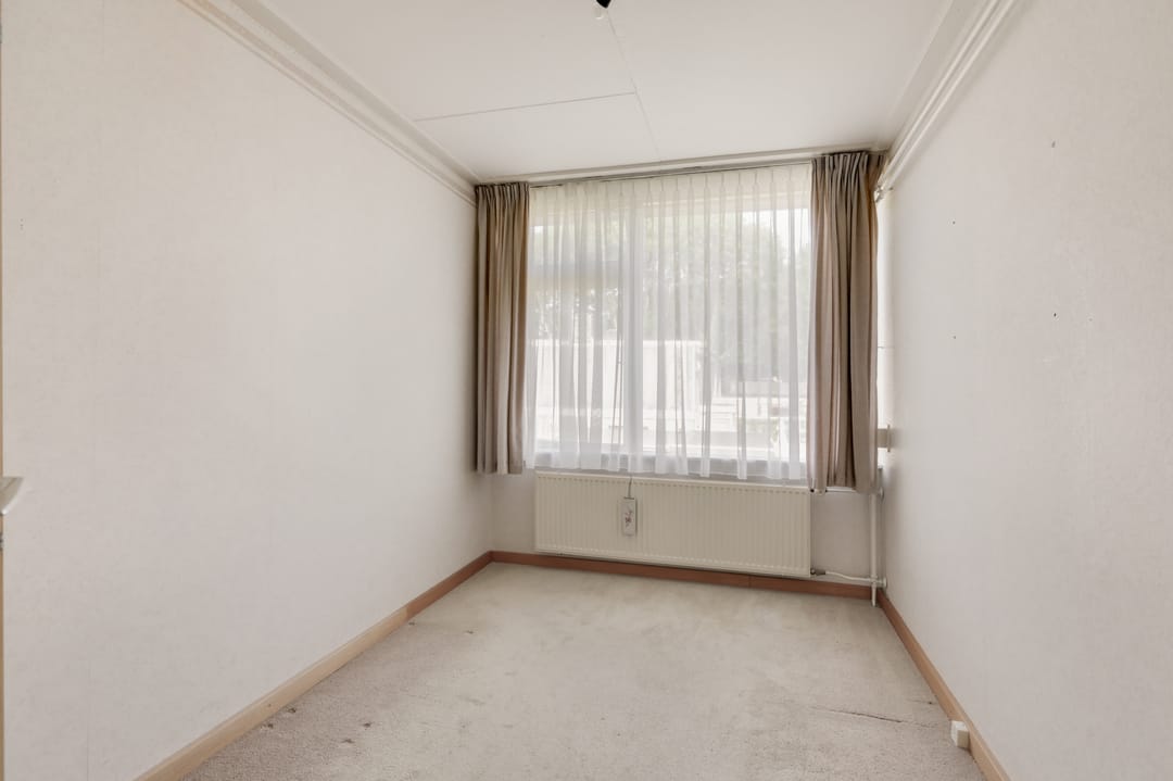 Spacious Fixer-Upper Terraced Home in Central Zevenaar — 28
