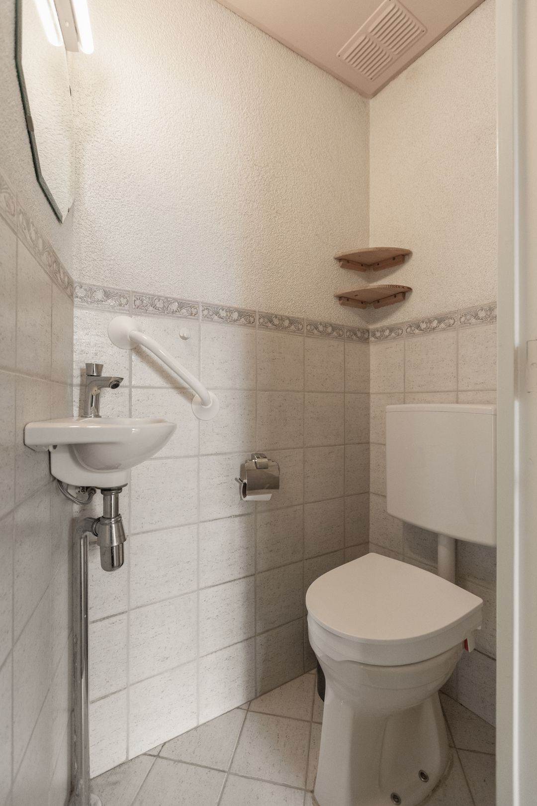 Spacious Fixer-Upper Terraced Home in Central Zevenaar — 11