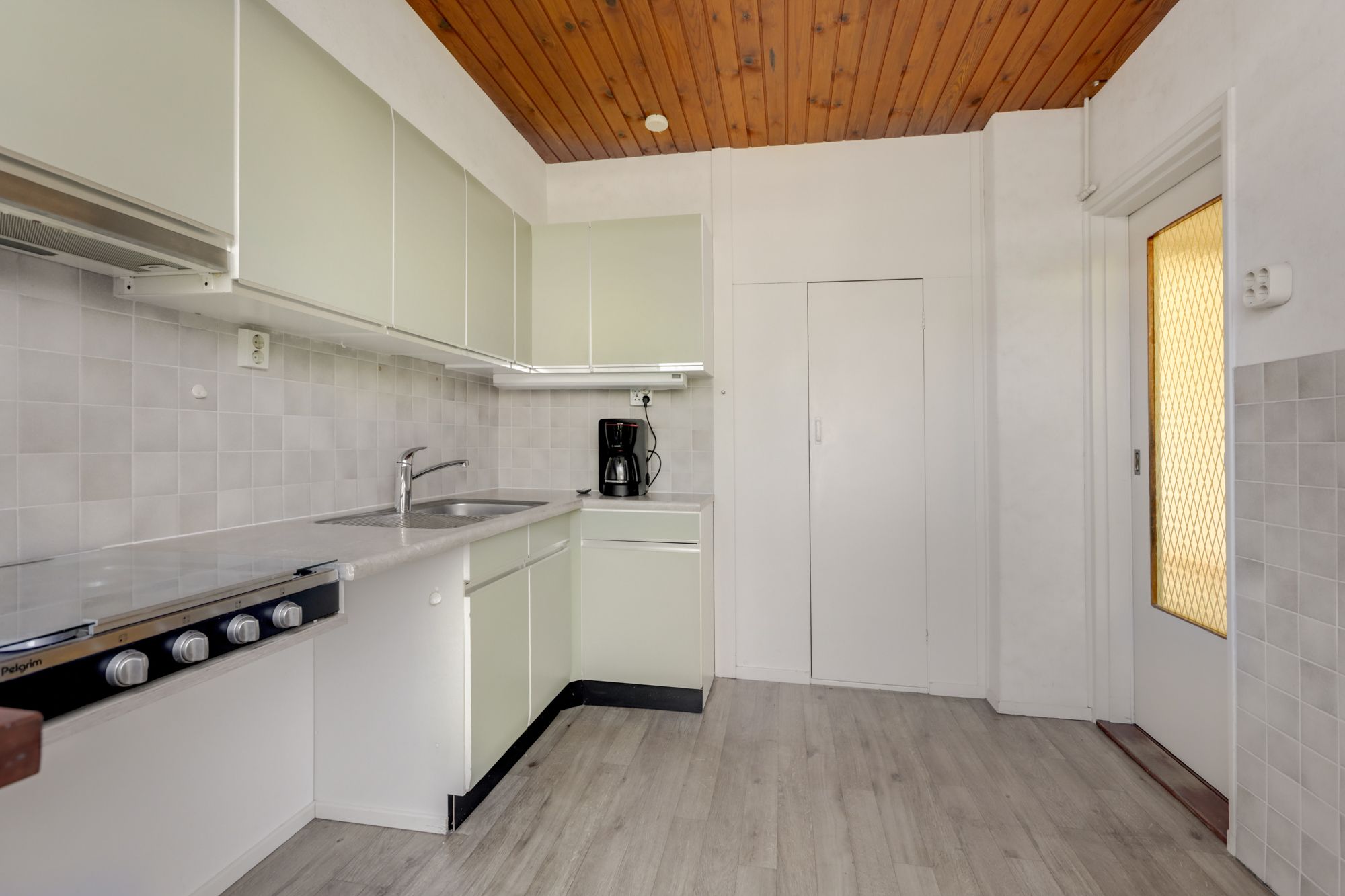 Spacious Fixer-Upper Terraced Home in Central Zevenaar — 21