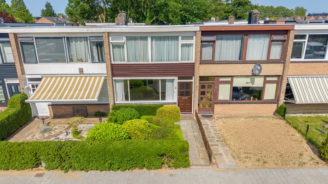 Spacious Fixer-Upper Terraced Home in Central Zevenaar — 41