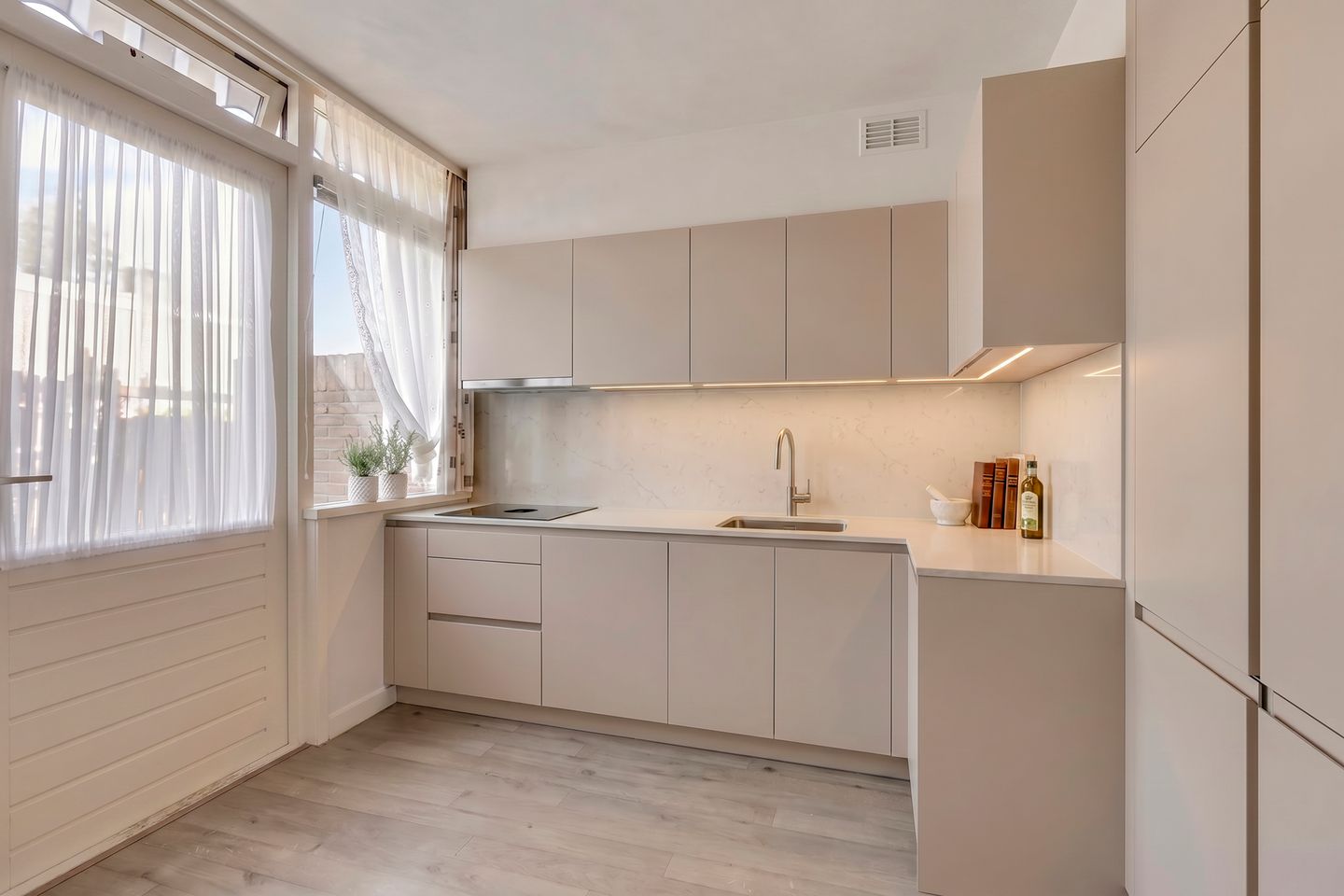 Spacious Fixer-Upper Terraced Home in Central Zevenaar — 20
