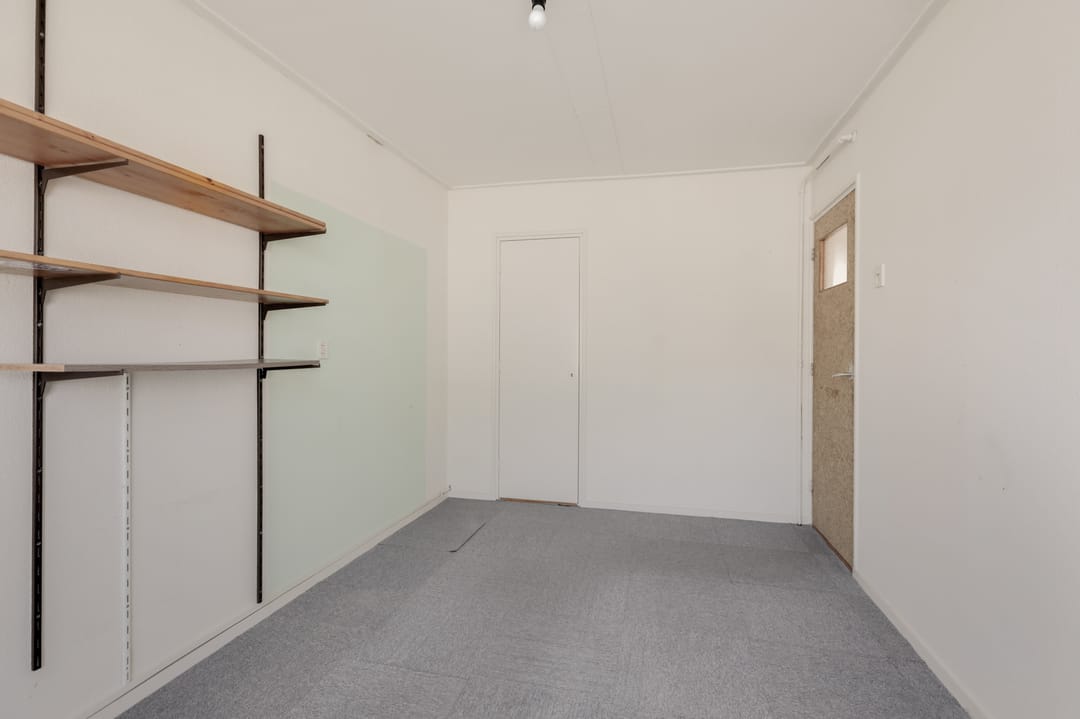 Spacious Fixer-Upper Terraced Home in Central Zevenaar — 31