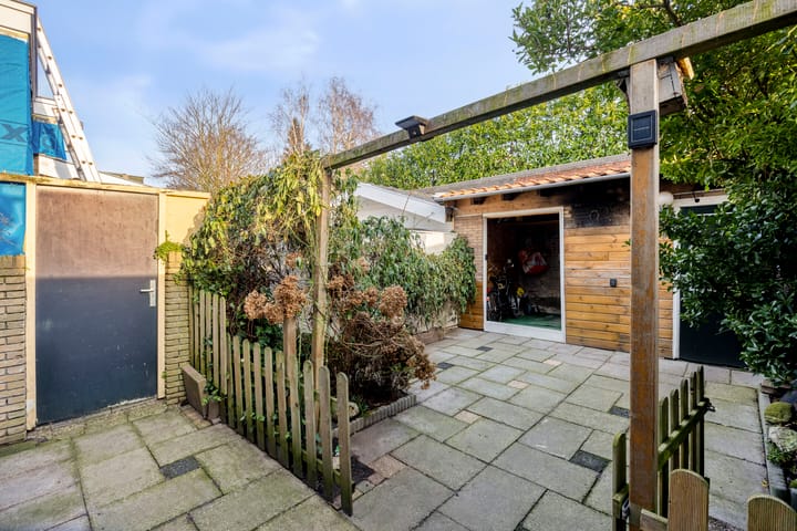 Tussenwoning te koop: Hoge Morsweg 121, Leiden