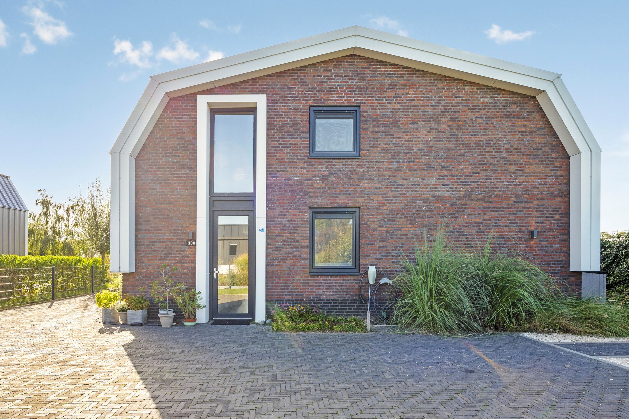 3-bedroom freehold villa in Linden — photo 3 of 5
