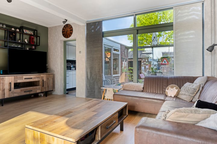 Tussenwoning te koop: Van Goghstraat 23, Reeuwijk