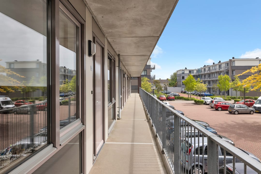 Corner Apartment with Balconon and Great Privacy in Zig Zag Complex — 7