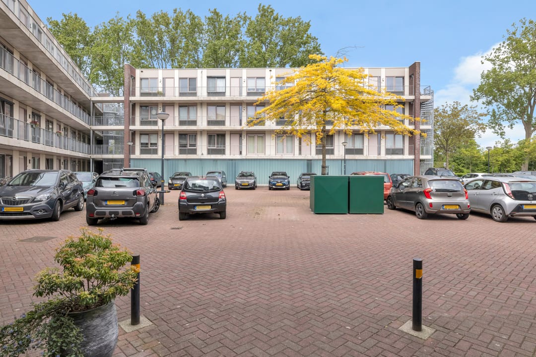 Corner Apartment with Balconon and Great Privacy in Zig Zag Complex — 26