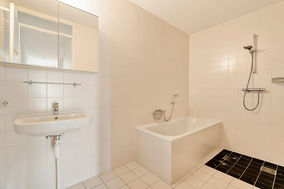 Spacious Waterfront Apartment with Perpetual Ground Lease Near Central Station — 11