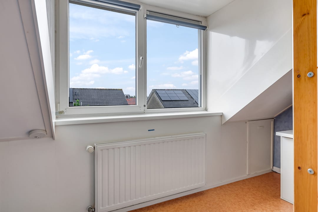 Spacious Corner Family Home with 5 Bedrooms, Carport and Sunny South-Facing Garden in Heteren — 43