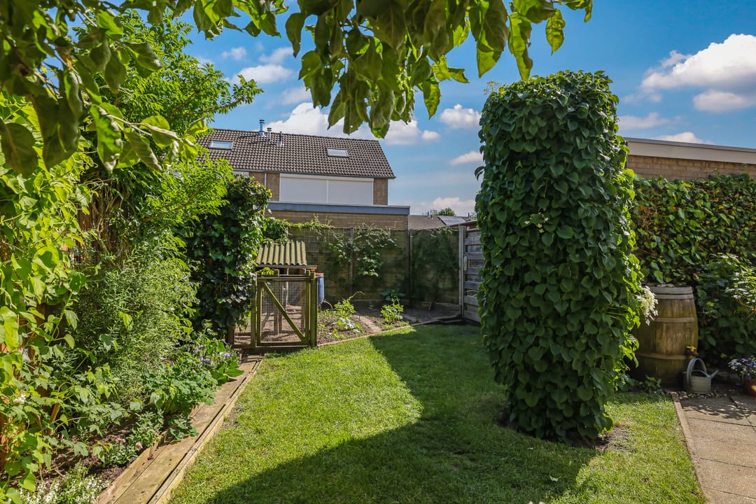 Spacious Corner Family Home with 5 Bedrooms, Carport and Sunny South-Facing Garden in Heteren — 56