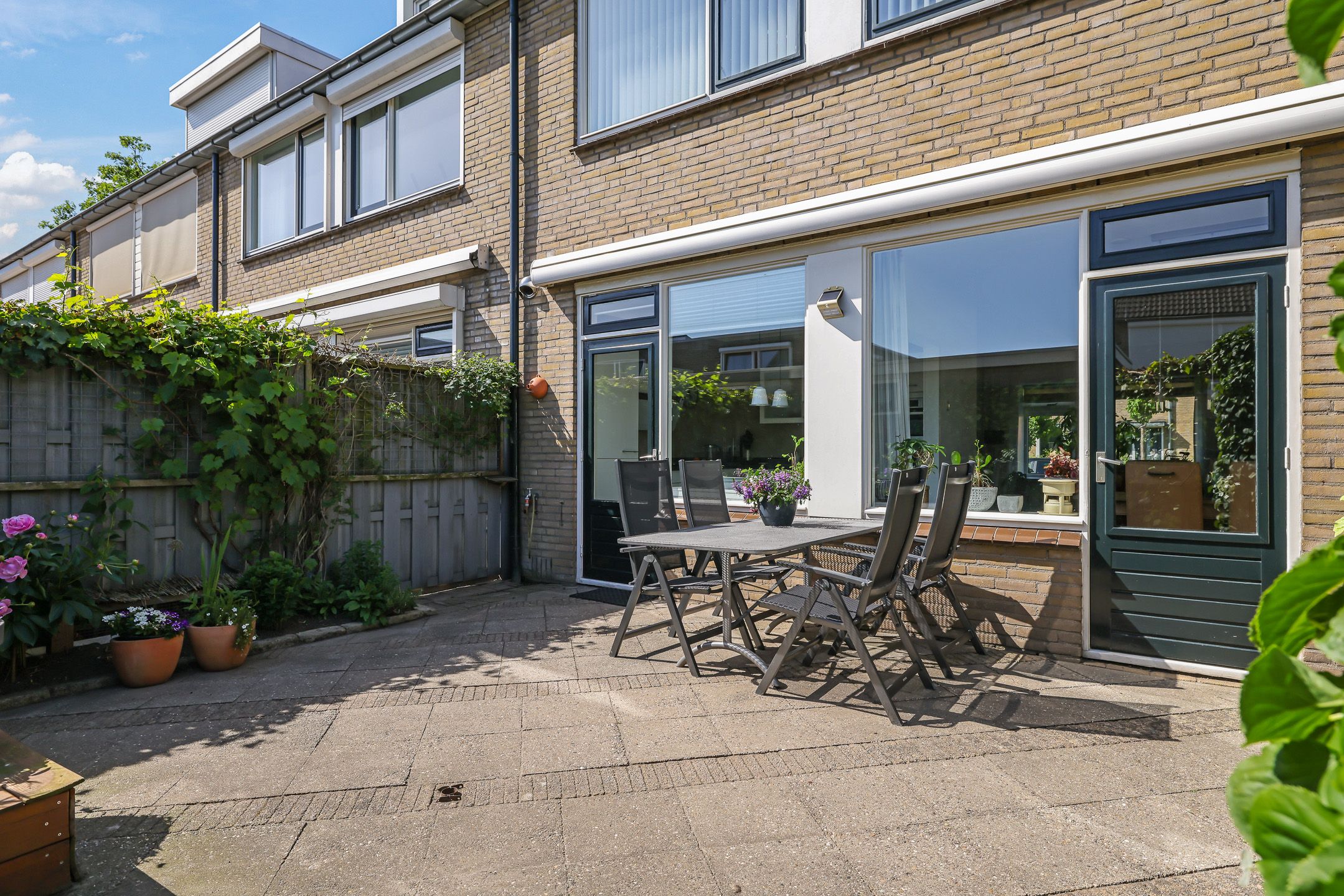 Spacious Corner Family Home with 5 Bedrooms, Carport and Sunny South-Facing Garden in Heteren — 60