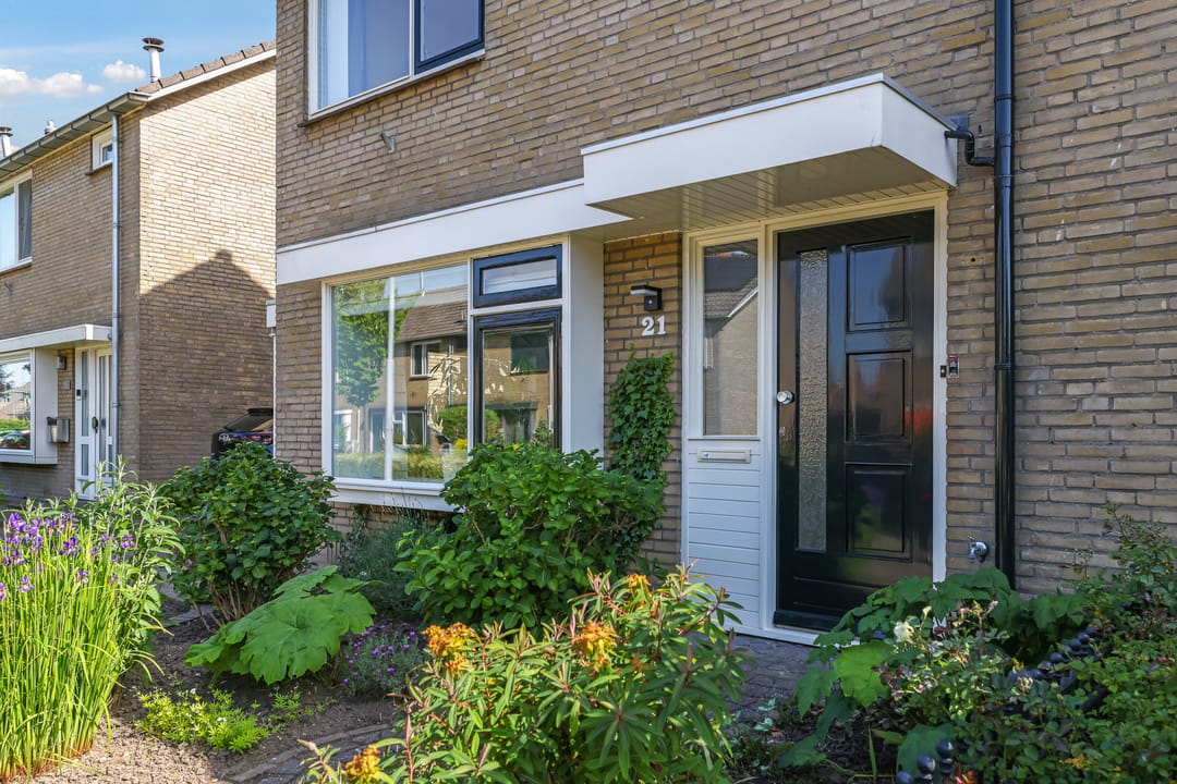 Spacious Corner Family Home with 5 Bedrooms, Carport and Sunny South-Facing Garden in Heteren — 8