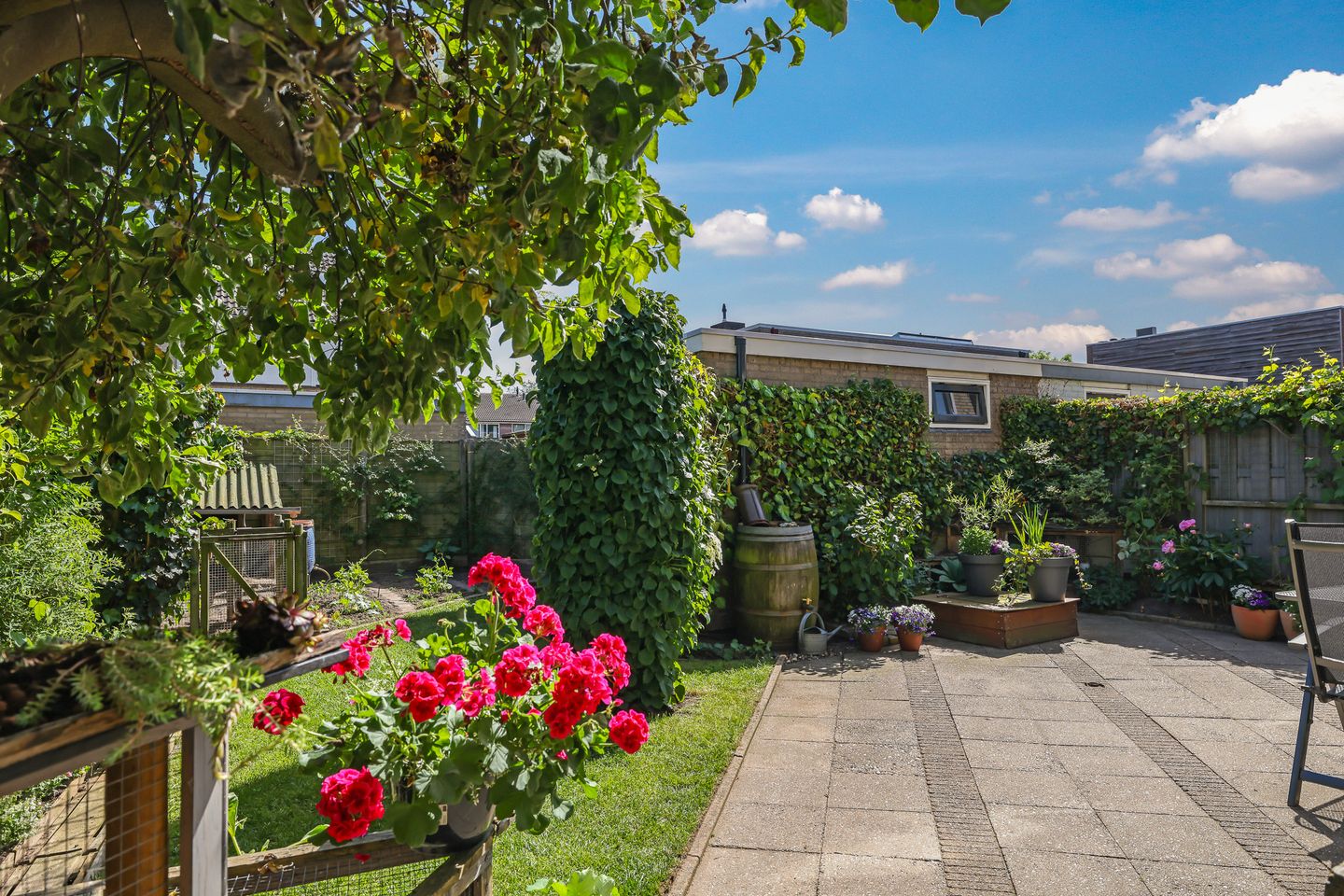 Spacious Corner Family Home with 5 Bedrooms, Carport and Sunny South-Facing Garden in Heteren — 55