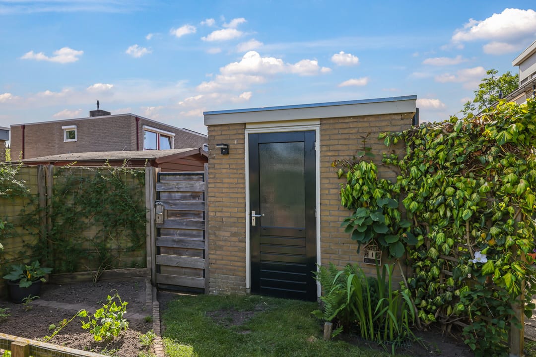 Spacious Corner Family Home with 5 Bedrooms, Carport and Sunny South-Facing Garden in Heteren — 58