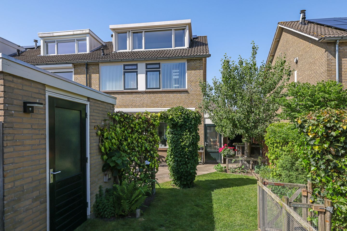 Spacious Corner Family Home with 5 Bedrooms, Carport and Sunny South-Facing Garden in Heteren — 49