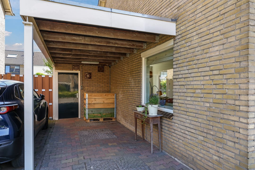 Spacious Corner Family Home with 5 Bedrooms, Carport and Sunny South-Facing Garden in Heteren — 62