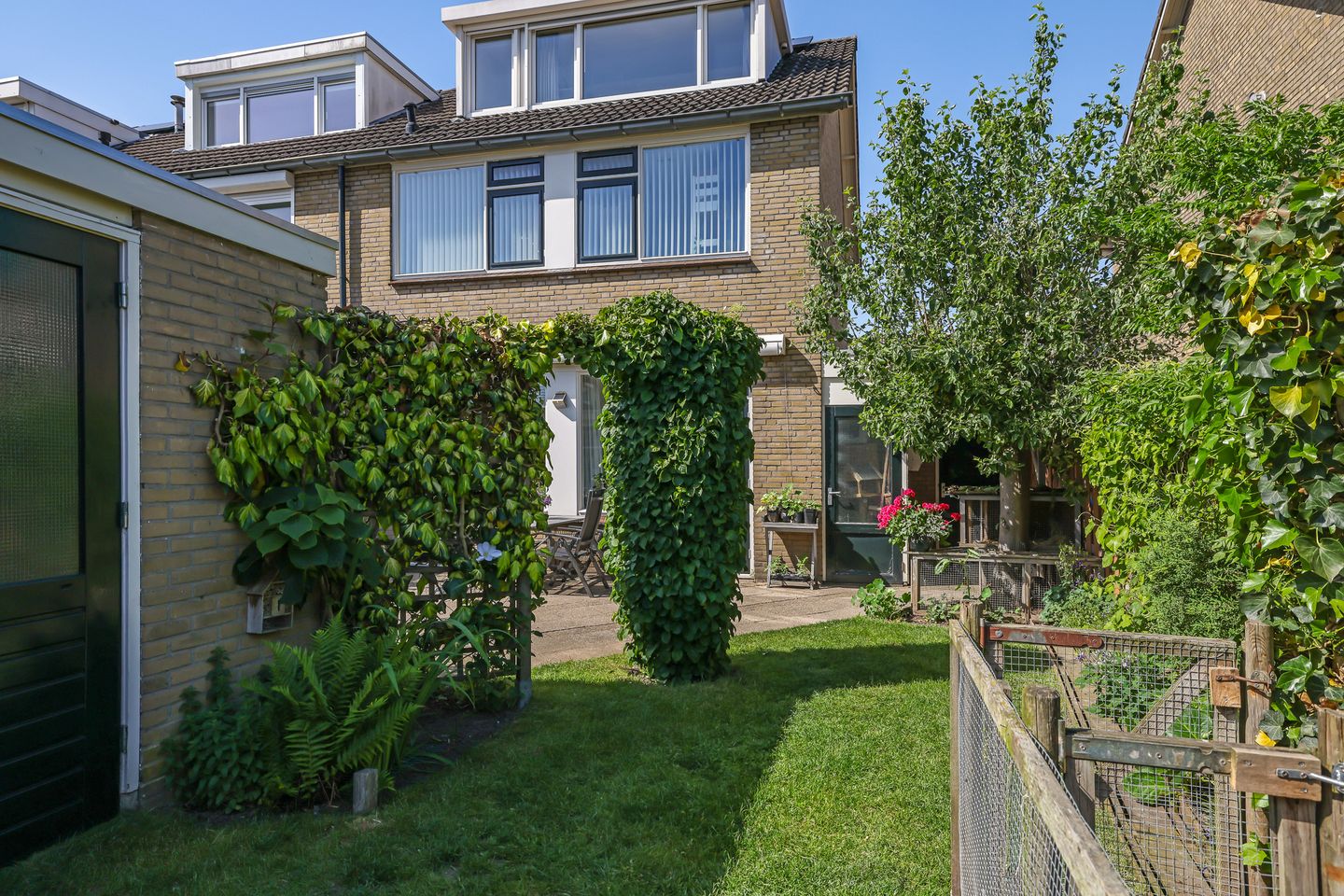 Spacious Corner Family Home with 5 Bedrooms, Carport and Sunny South-Facing Garden in Heteren — 59