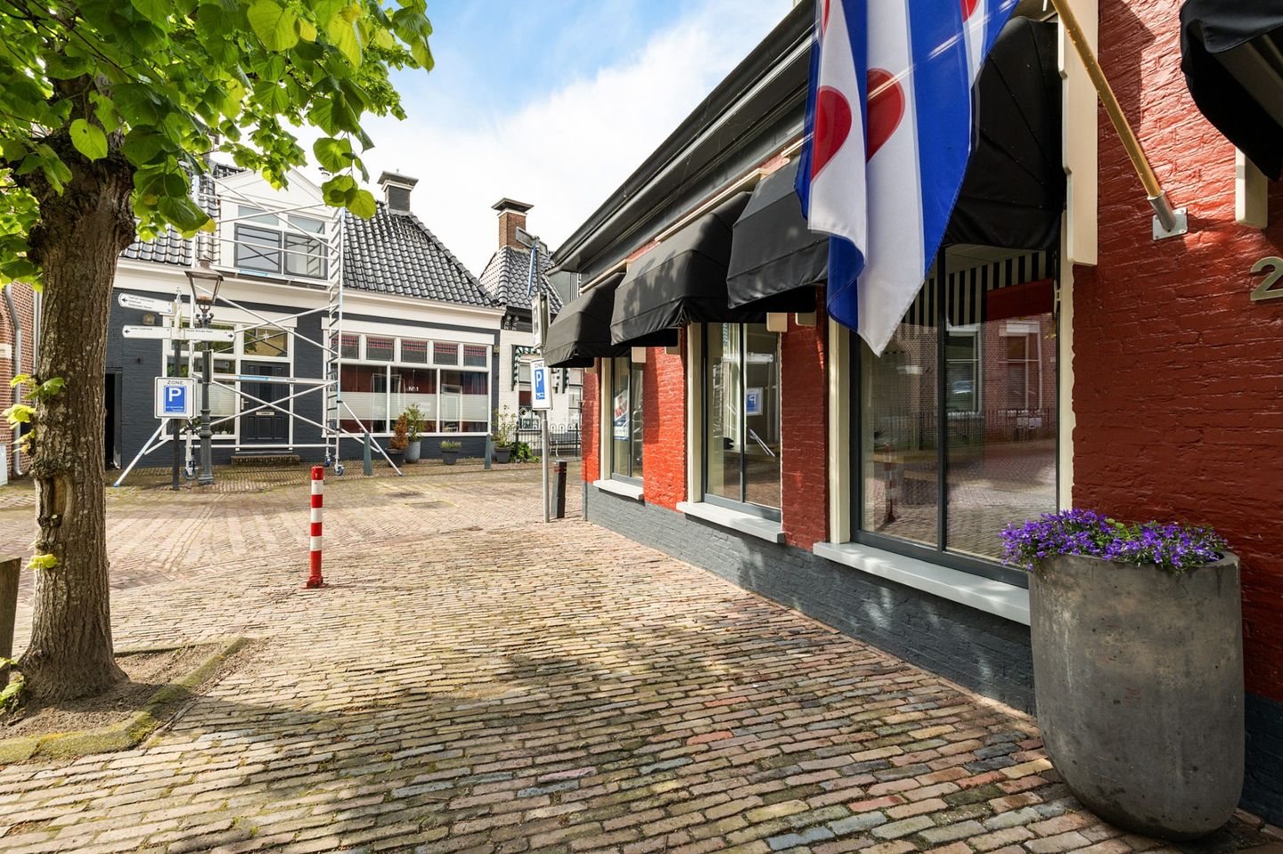 Bekijk foto 3 van Halbertsma's Plein 2