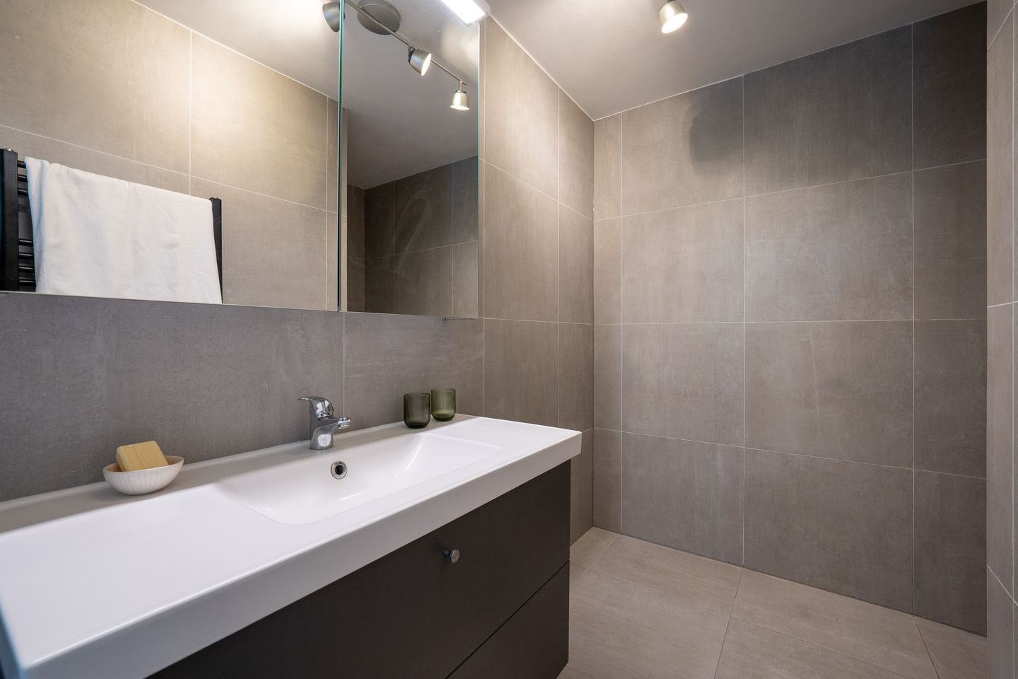 Spacious and Light Apartment with Canal View and Private Land in Diemen — 20