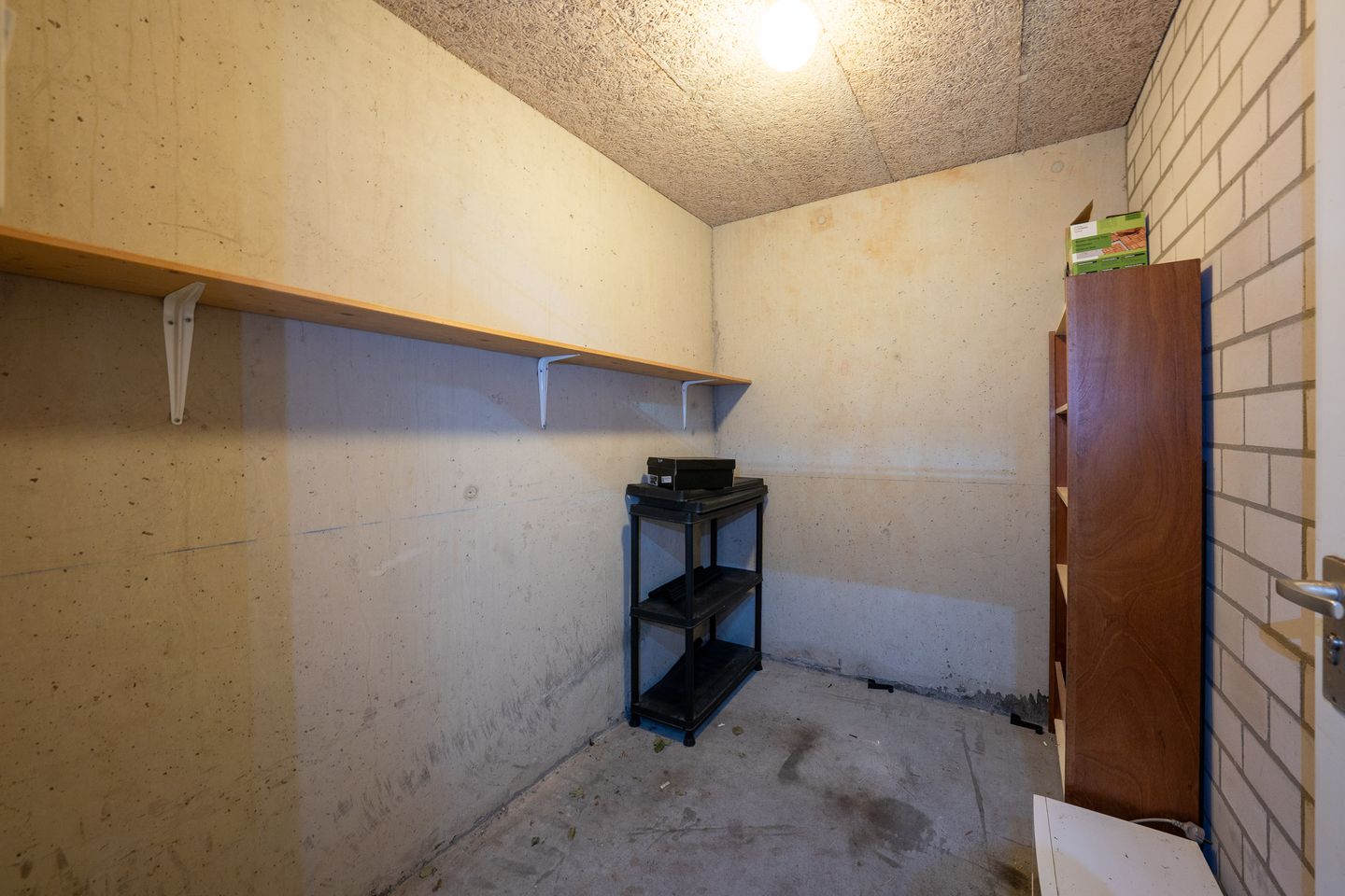 Spacious and Light Apartment with Canal View and Private Land in Diemen — 35