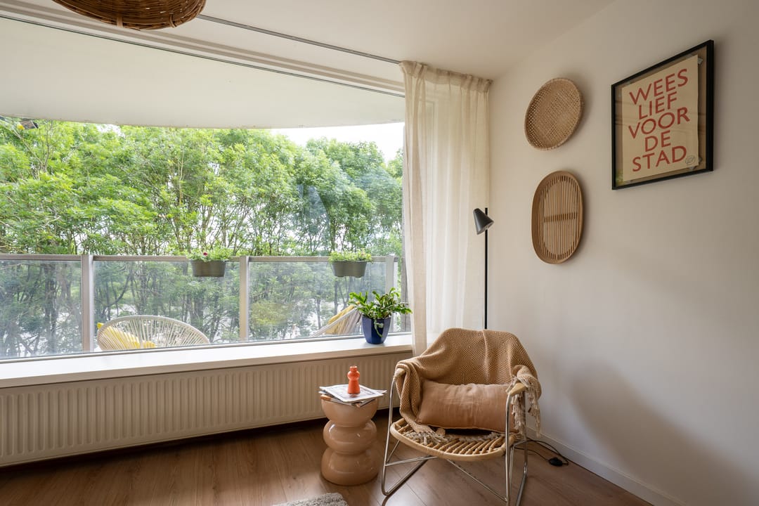 Spacious and Light Apartment with Canal View and Private Land in Diemen — 8