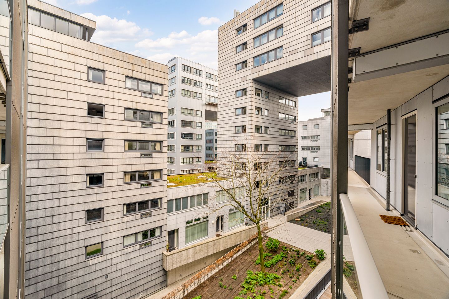 Light Apartment with Full-Width Balcony near Amsterdam Central — 14