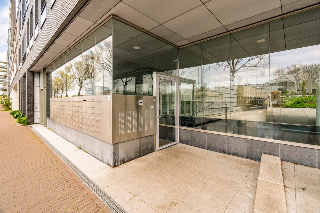 Light Apartment with Full-Width Balcony near Amsterdam Central — 13