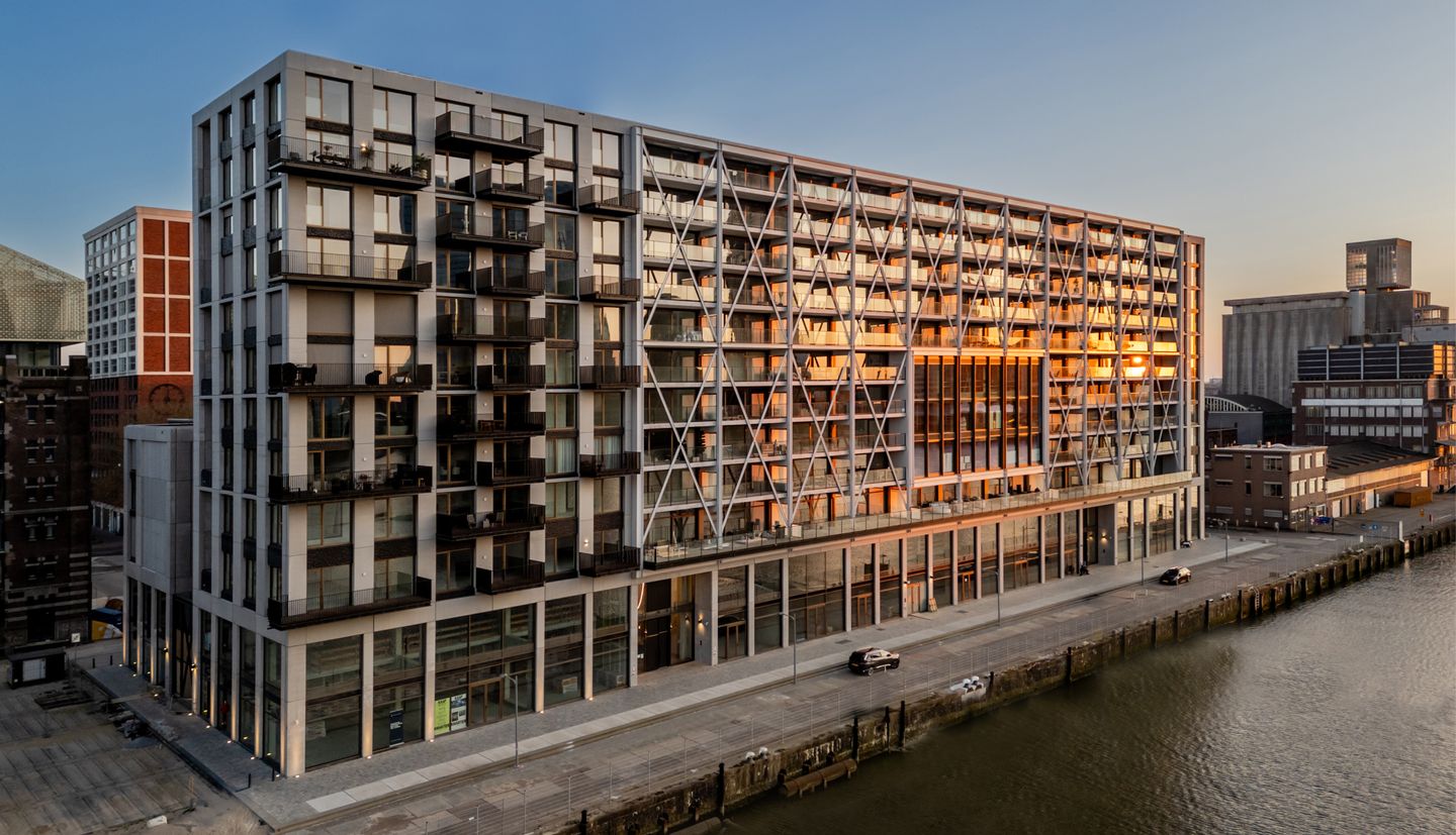 Luxurious Waterfront Penthouse with Panoramic Skyline Views in Bay House — 29