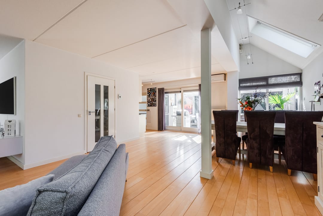 Spacious Detached Home with Private Practice Suite and Solar Power — 11