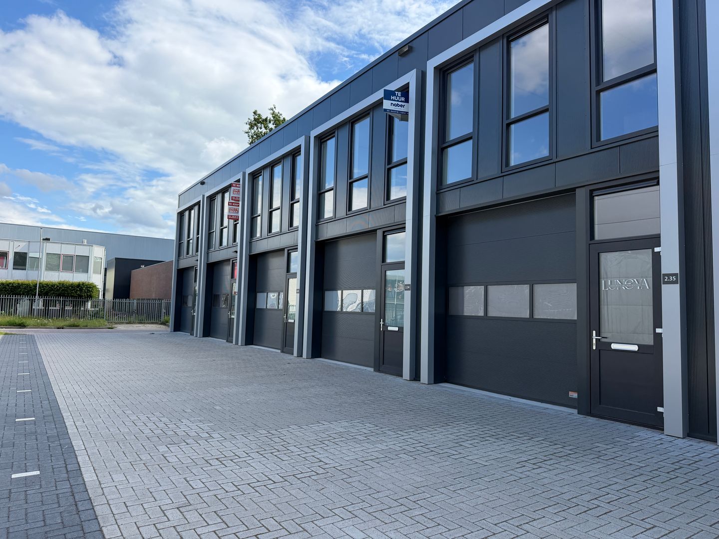 View photo 2 of Jellinghausstraat 2-34