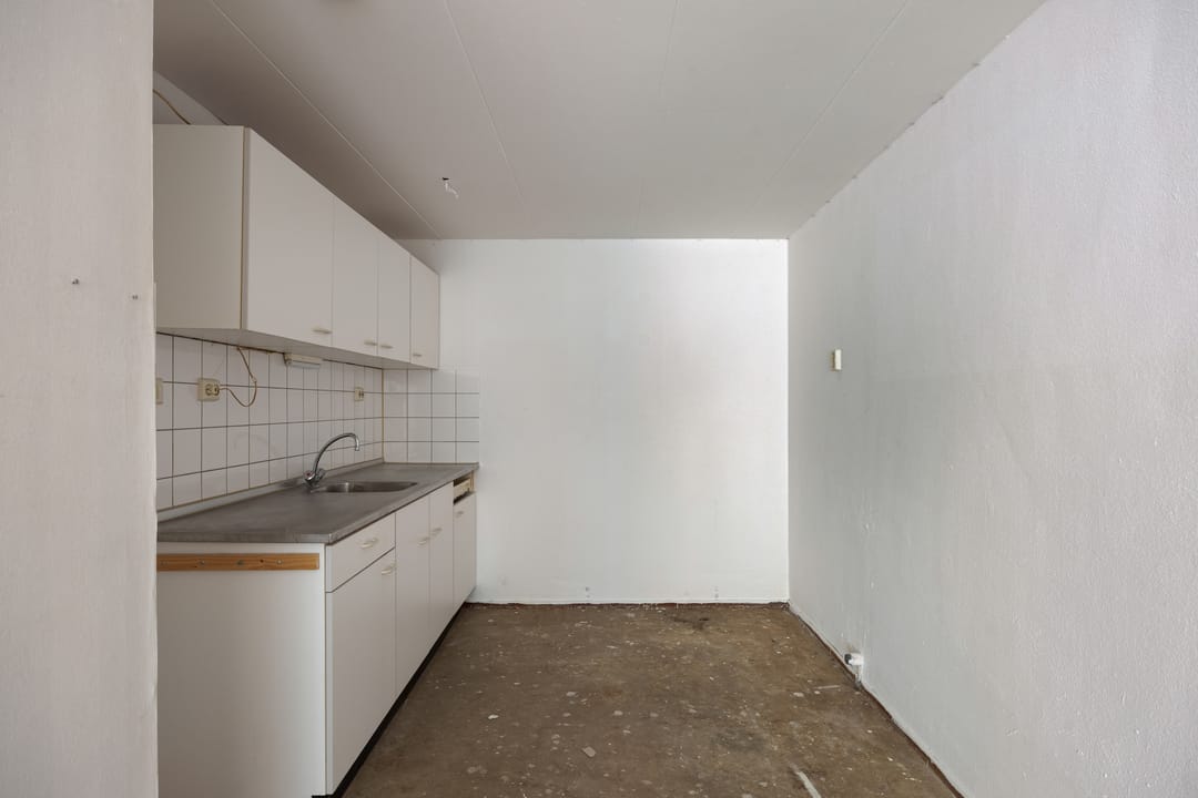 Spacious Apartment with Two Parking Spaces and Sunny Terraces in Capelle aan den IJssel — 13