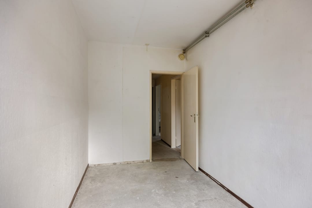 Spacious Apartment with Two Parking Spaces and Sunny Terraces in Capelle aan den IJssel — 17