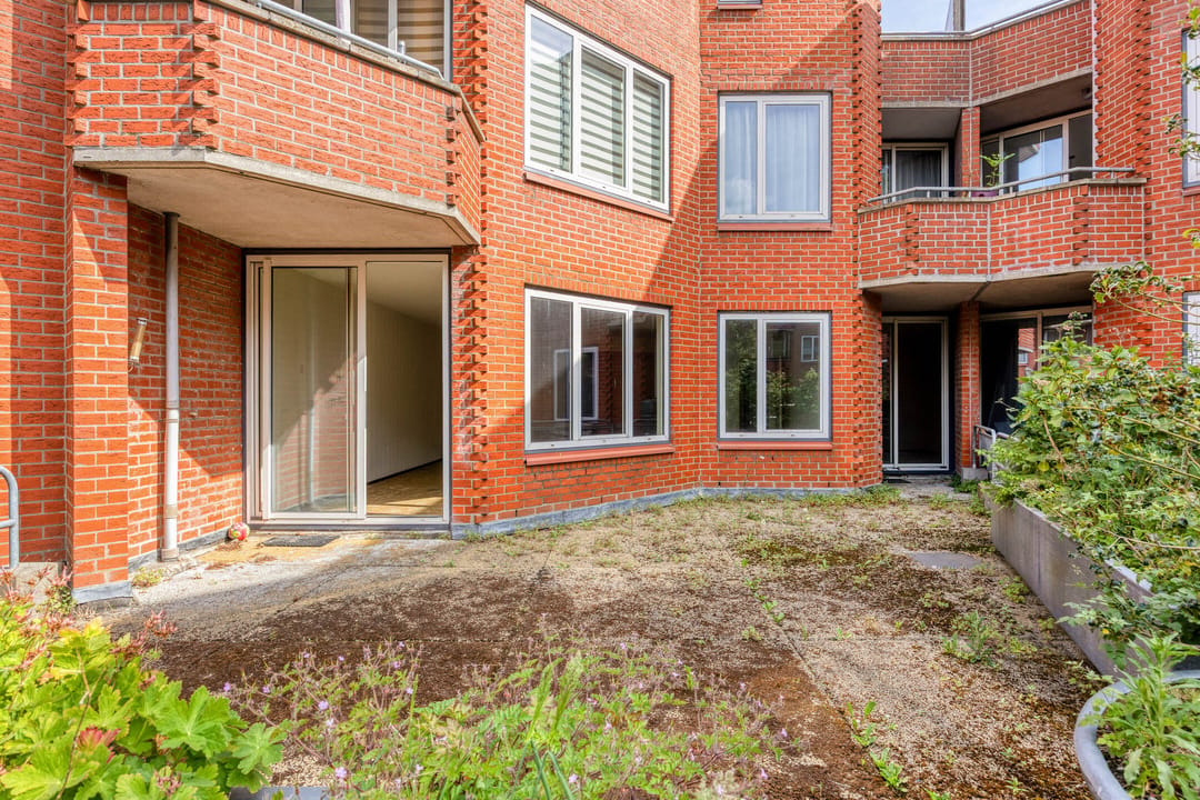 Spacious Apartment with Two Parking Spaces and Sunny Terraces in Capelle aan den IJssel — 28