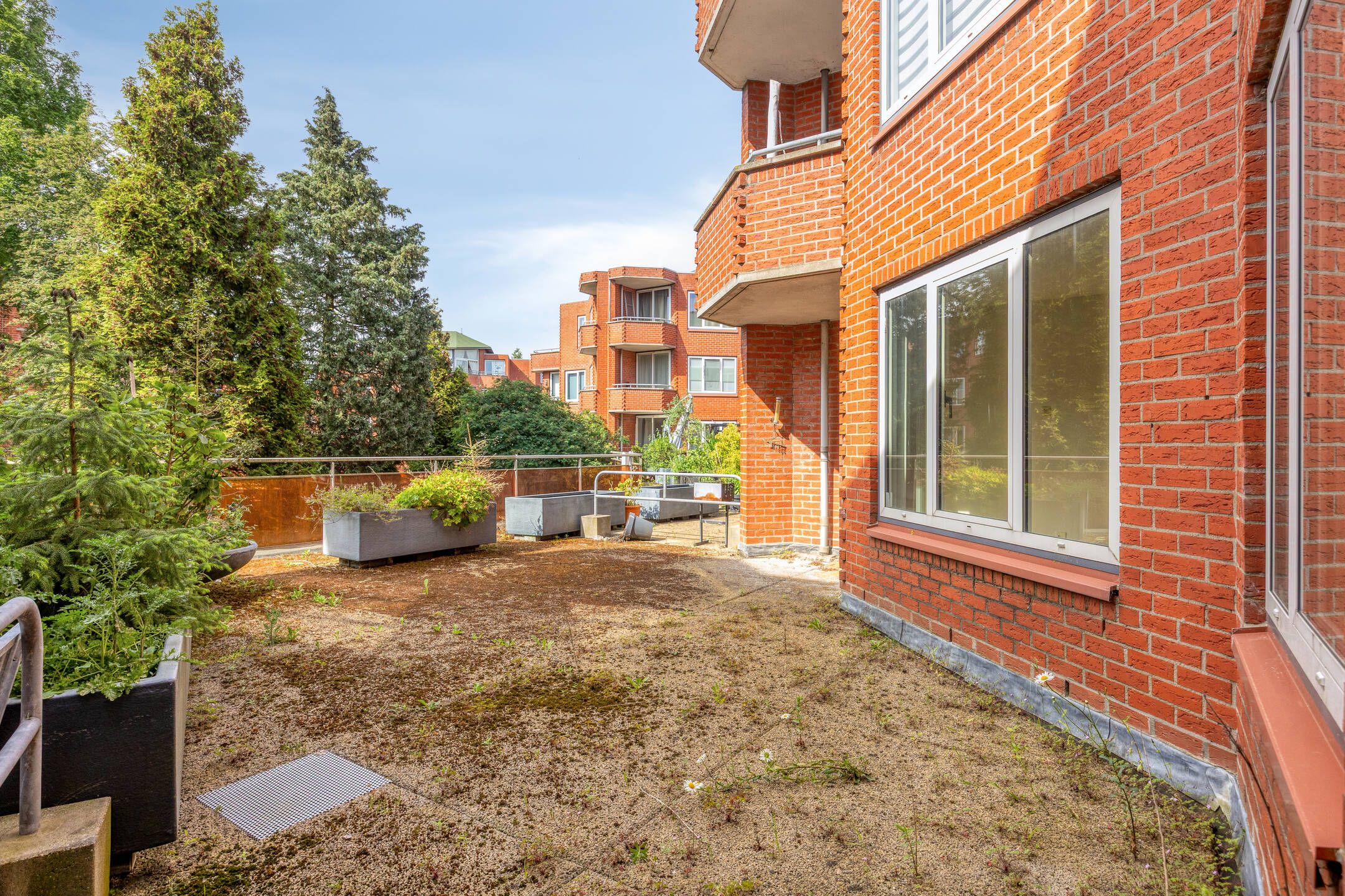 Spacious Apartment with Two Parking Spaces and Sunny Terraces in Capelle aan den IJssel — 27