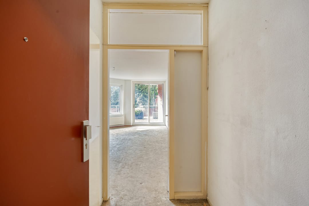 Spacious Apartment with Two Parking Spaces and Sunny Terraces in Capelle aan den IJssel — 8